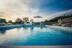 Casa Gabi - Holiday house with heated pool, parking, BBQ, events allowed